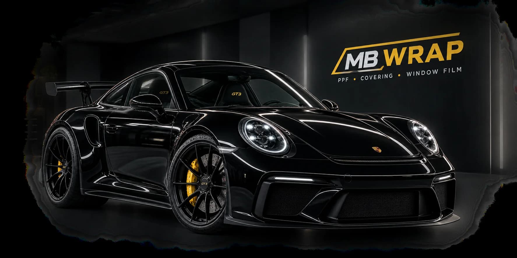 Porsche GT3 noire devant le mur MB Wrap
